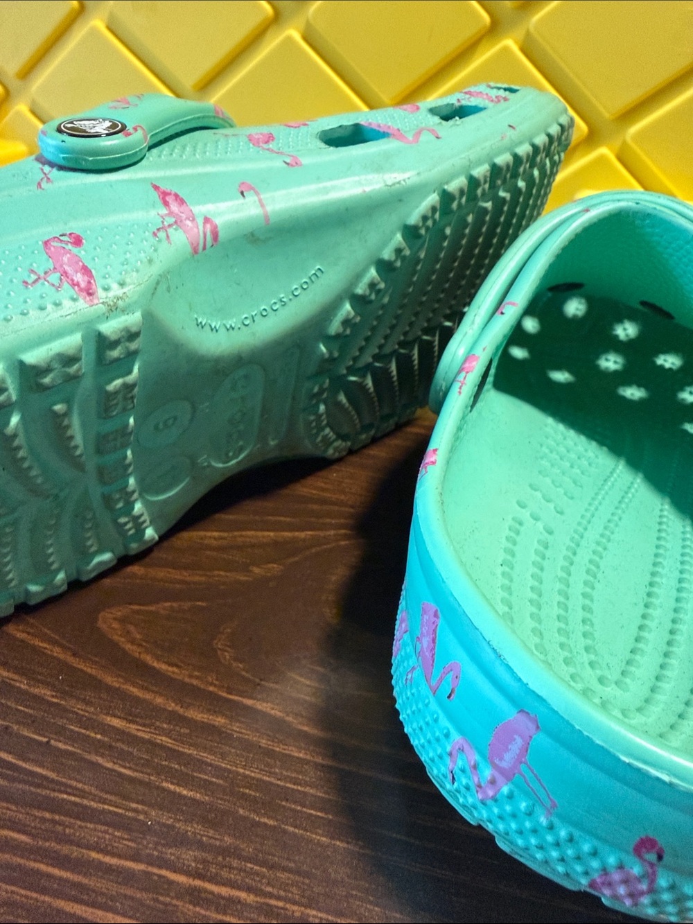 CROCS woman Teal Clogs with Pink Flamingo Print and Jibbitz - Picture 3 of 4